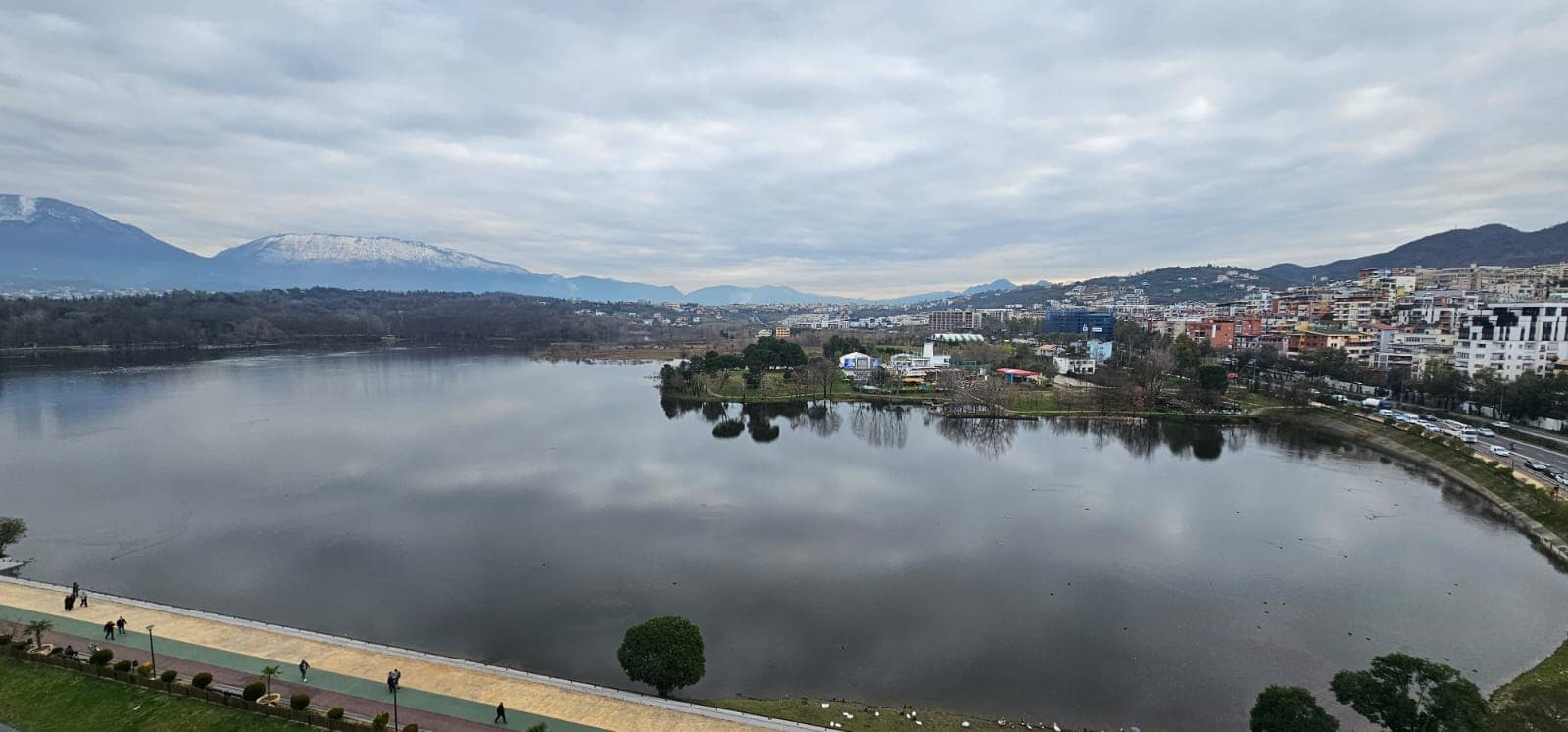 Ambjent zyrash per qira te Lake View !