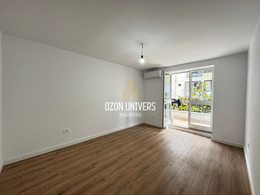Ambient biznesi për qira në zemër të Bllokut – i përshtatshëm për zyra! 4