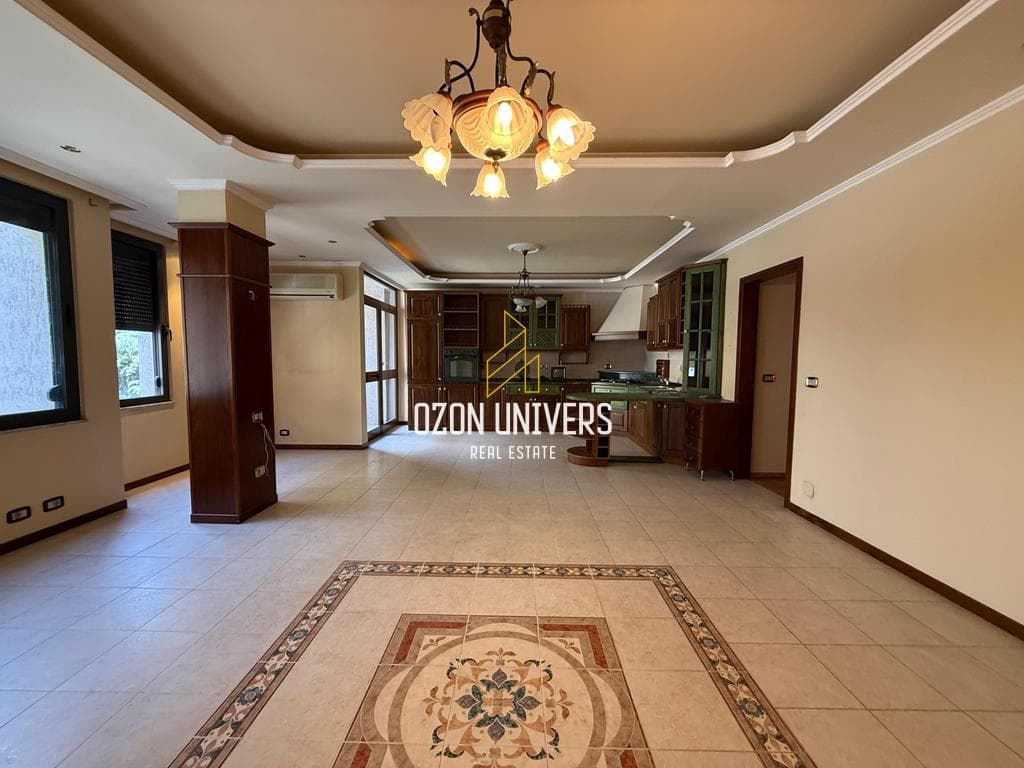 Apartament 2+1+2 për shitje tek Kafe Roma, Bulevardi Bajram Curri!