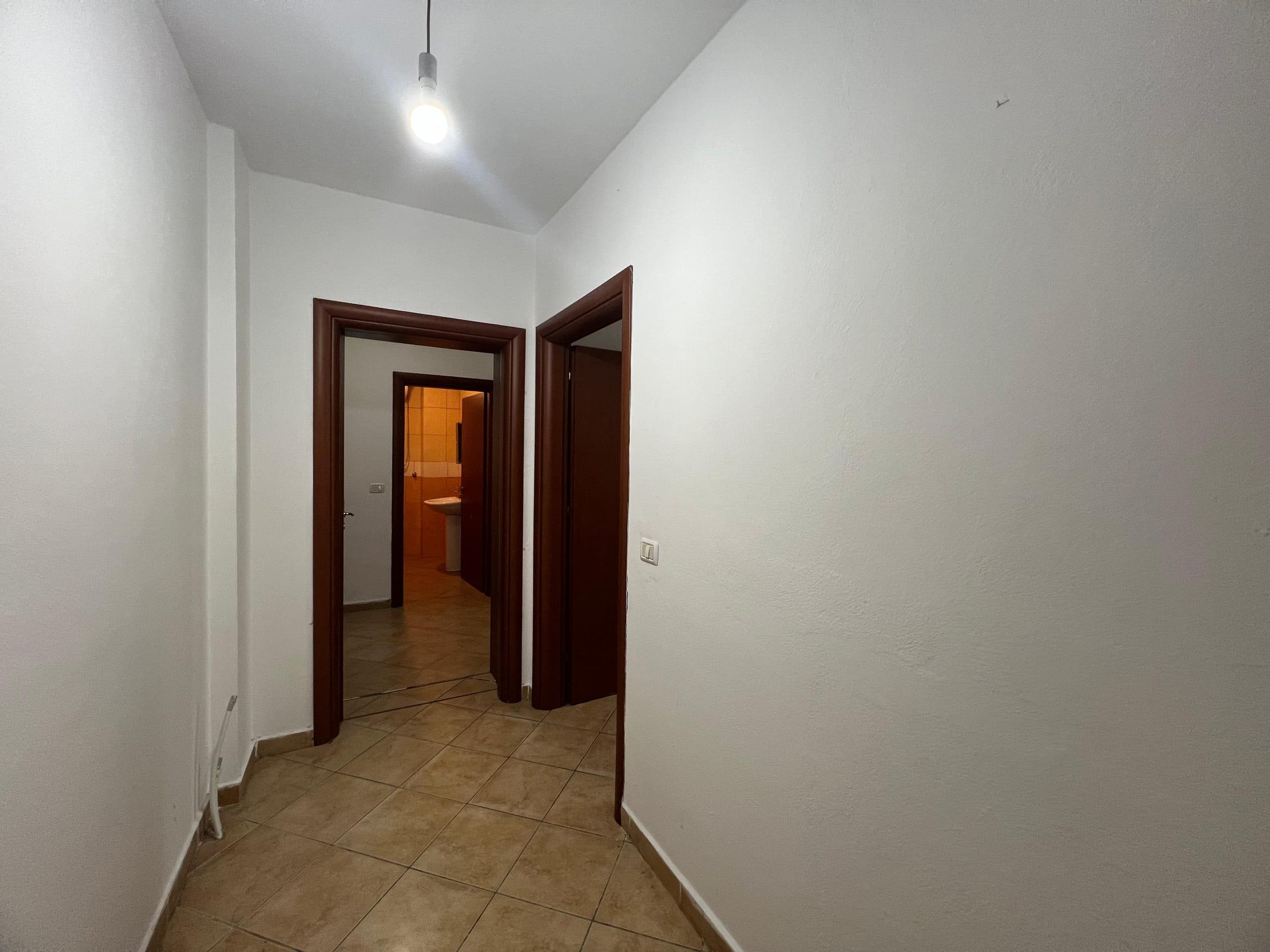 Shitet Apartament 1+1 Tek Komuna e Parisit! 3