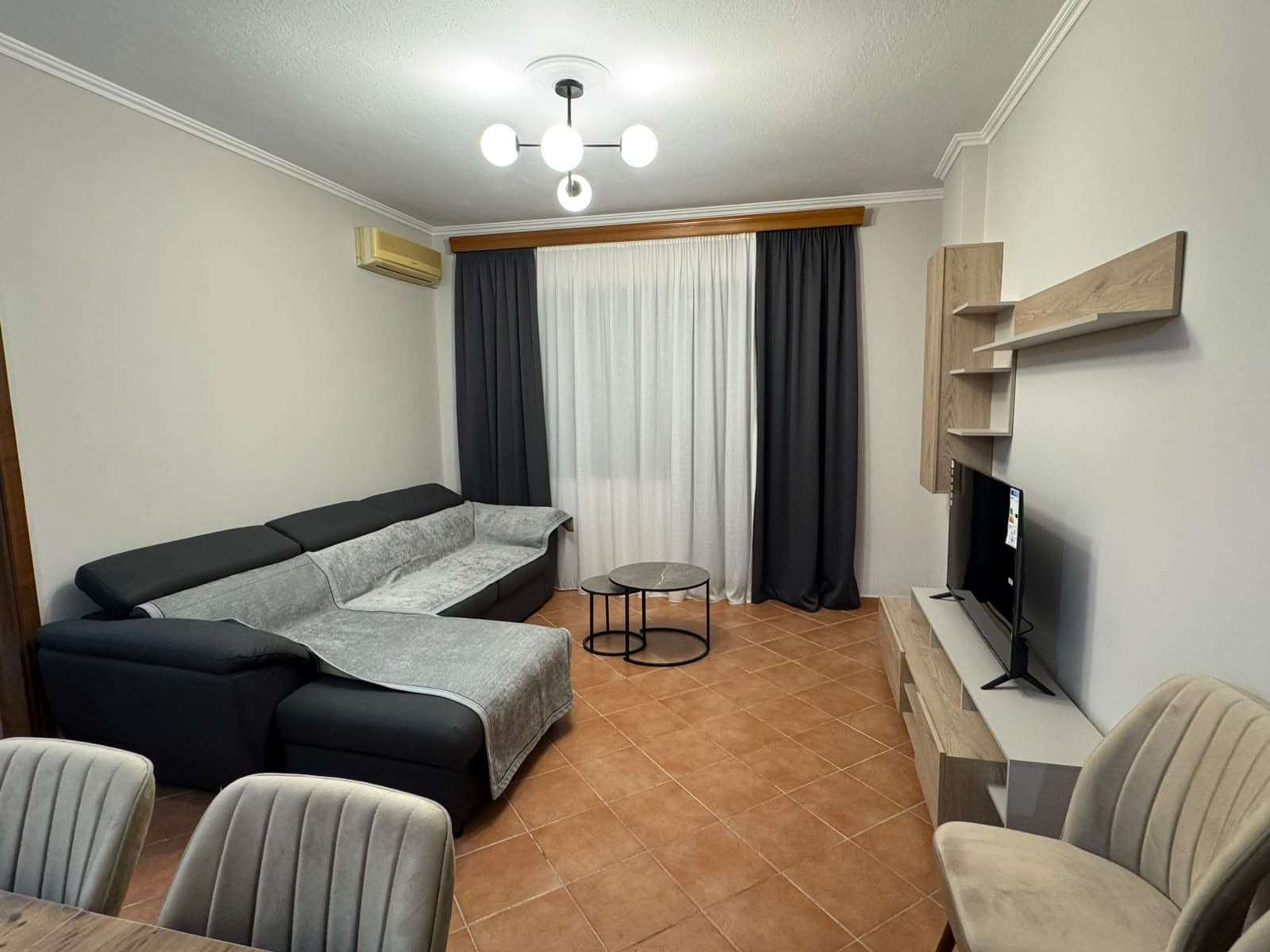 Apartament 1+1 për qira në Kinostudio!