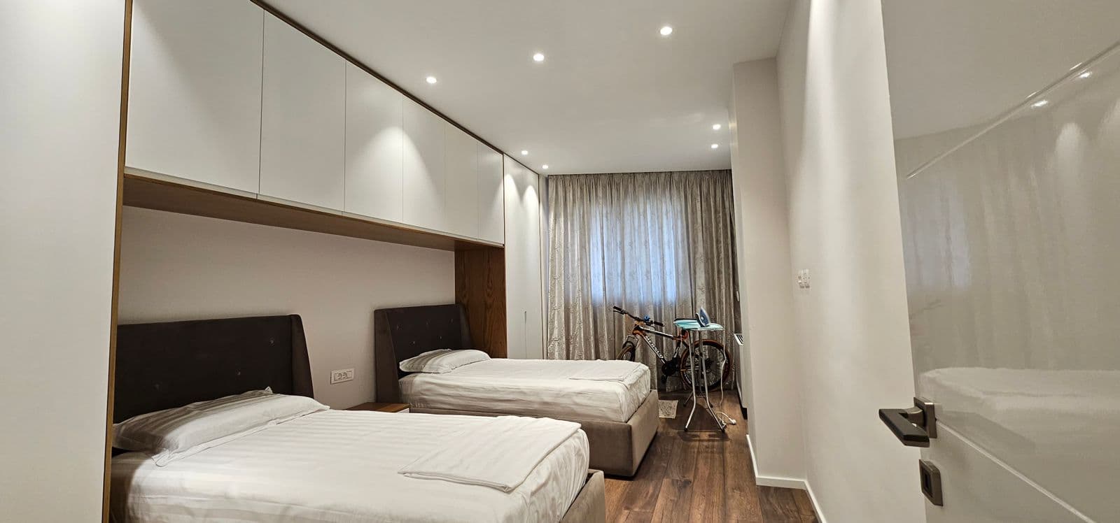 SHITET DHE JEPET ME QIRA SUPER APARTAMENT 2+1+2 TEK BULEVARDI I RI I TIRANES, PASKUQAN! 4