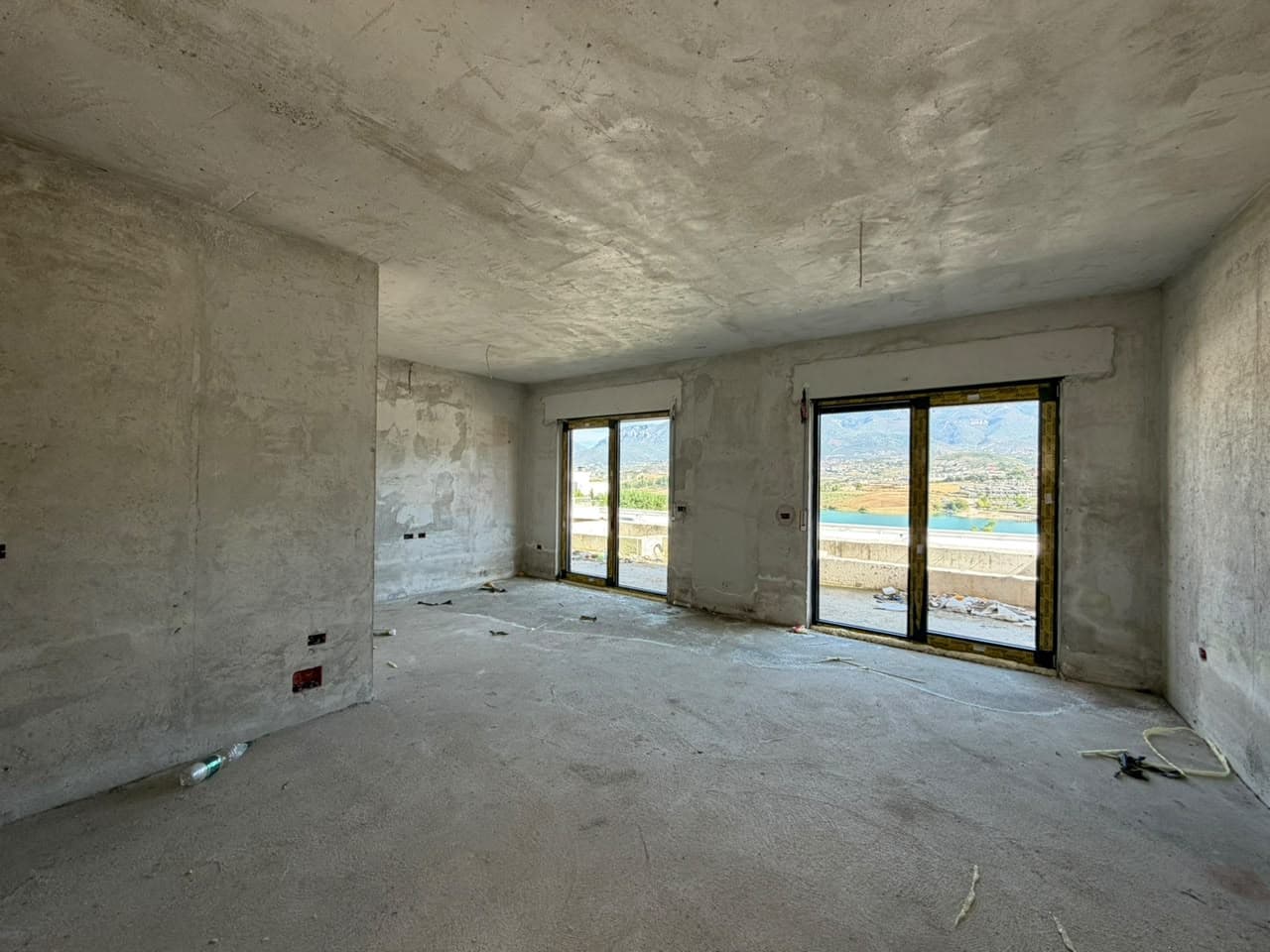 Vilë me pishinë për shitje tek Swan Lake Residence, Liqeni i Farkës!