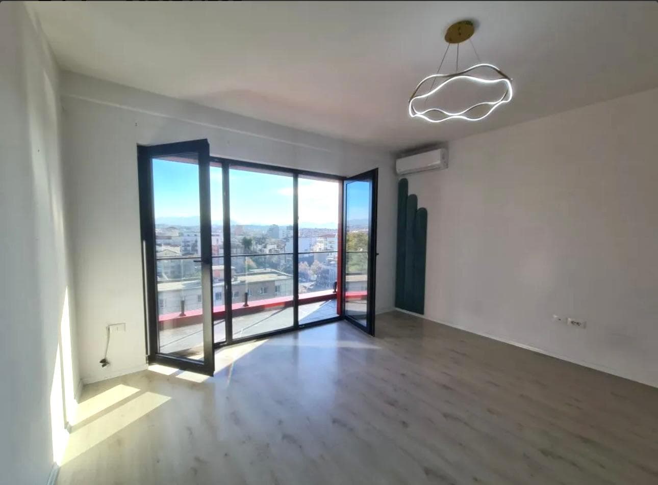 Apartament 3+1 me qira për biznes tek Farmacia 10, Rruga e Dibrës!
