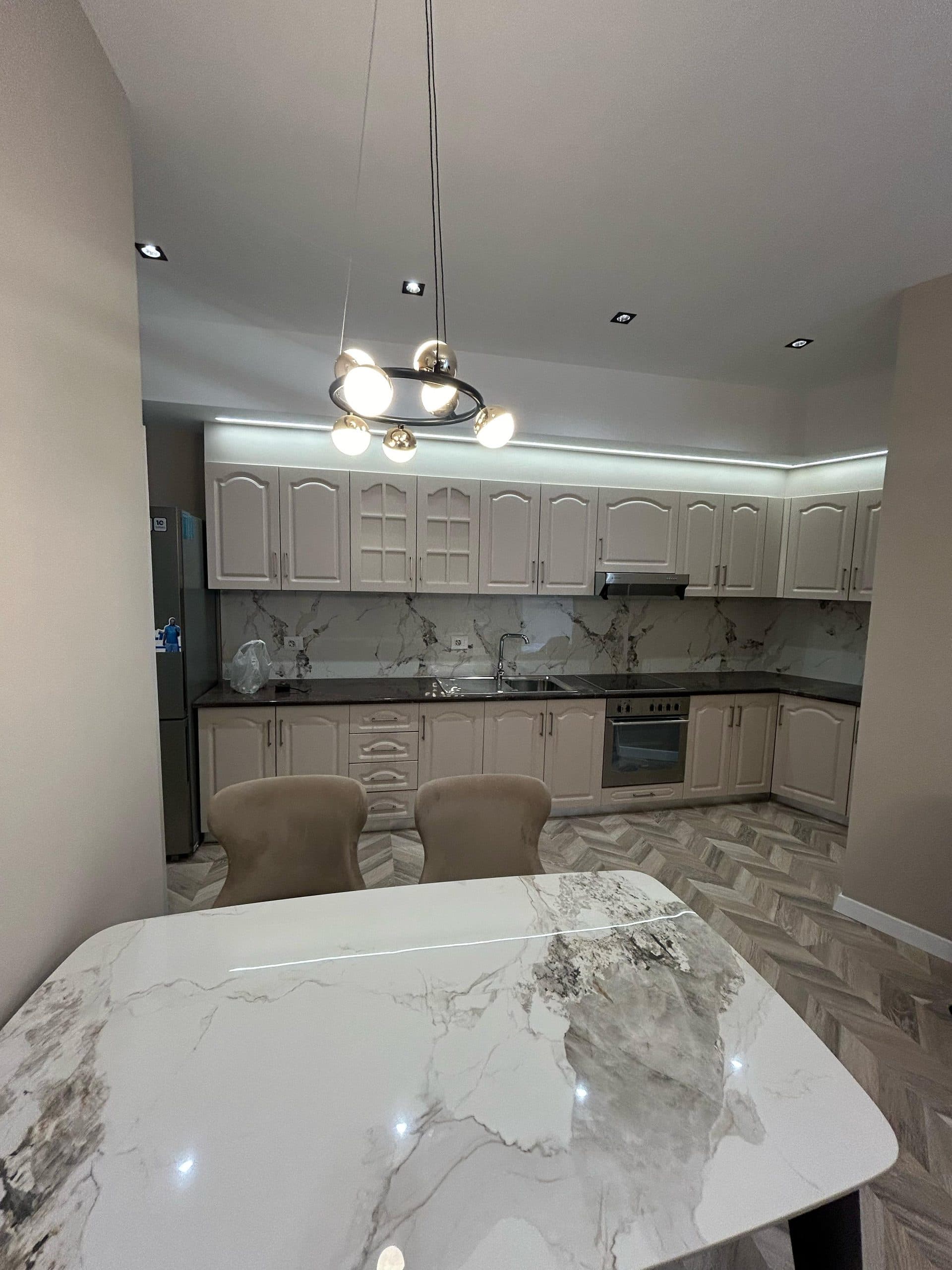 Apartament per qira në Qendër ! 4