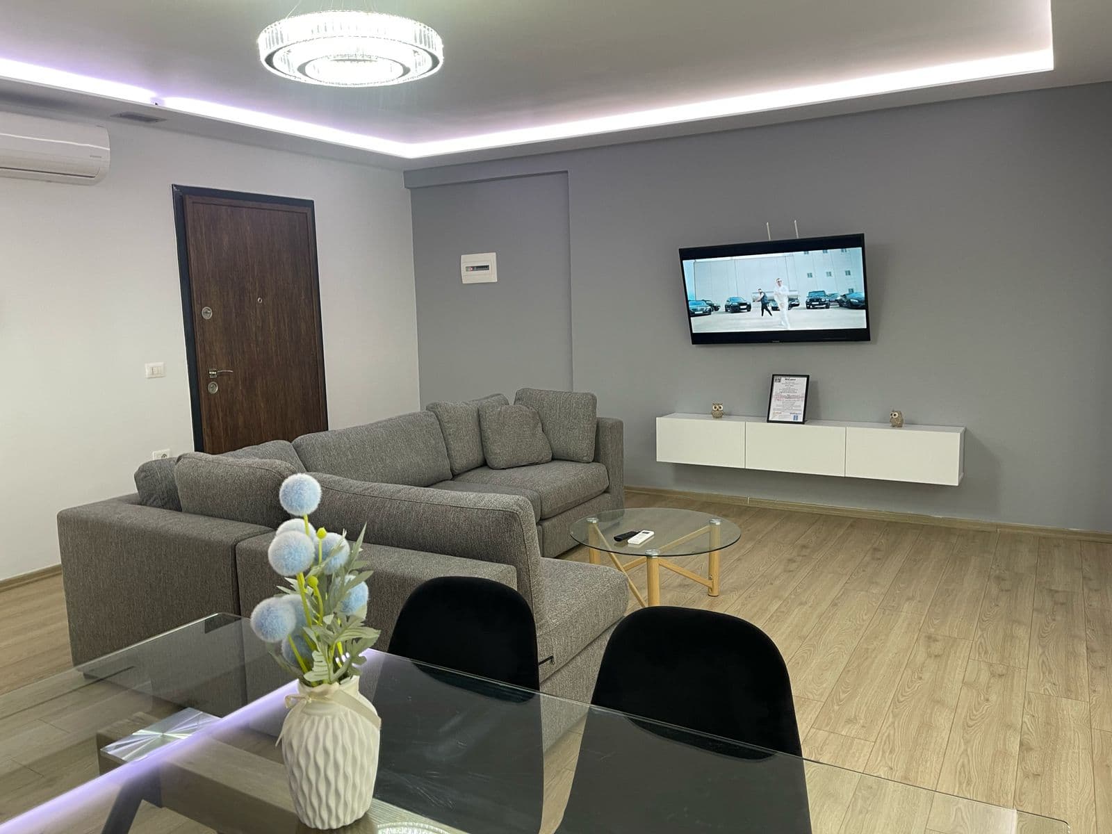 Apartament 2+1 per qira te Pazari i Ri ( Optika Roma ) ! 2
