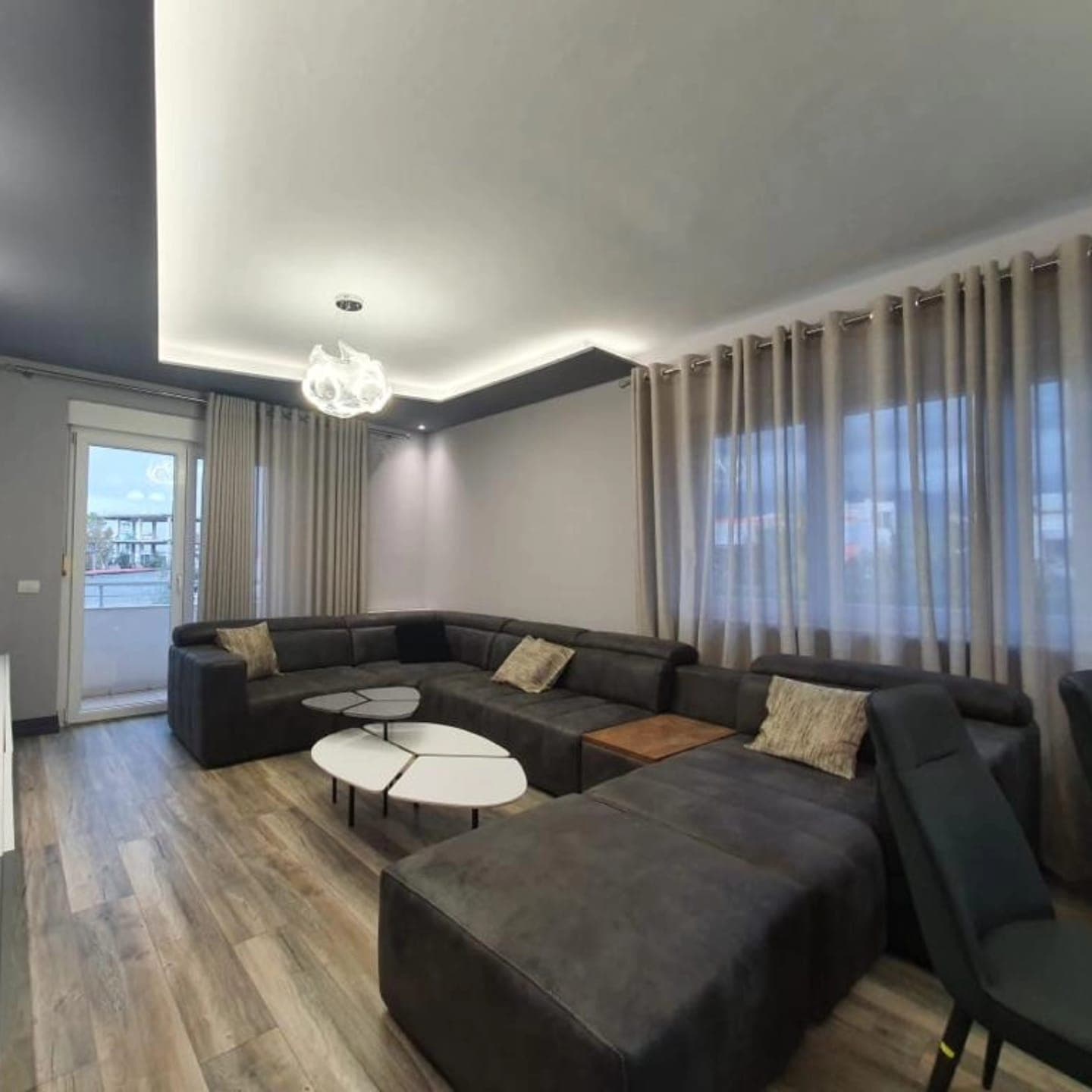Apartament për Shitje me Post Parkimi tek Rezidenca Touch of the Sun! 2