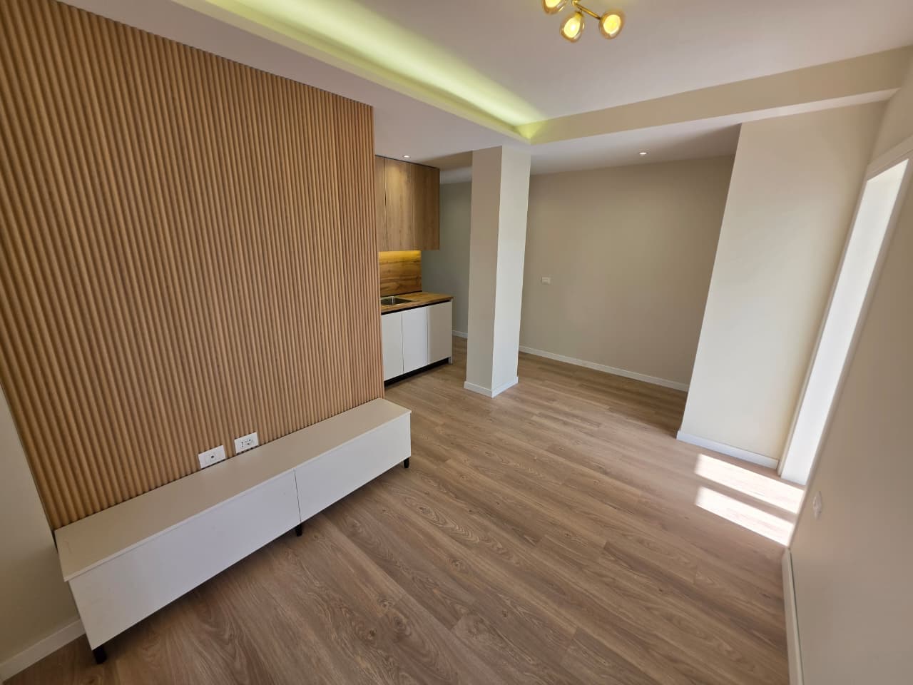 Apartament 1+1 për shitje tek Komuna e Parisit!