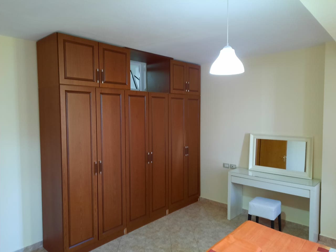 Jepet me qera apartament 2+1 ,i mobiluar .Adresa : 21 Dhjetori 3