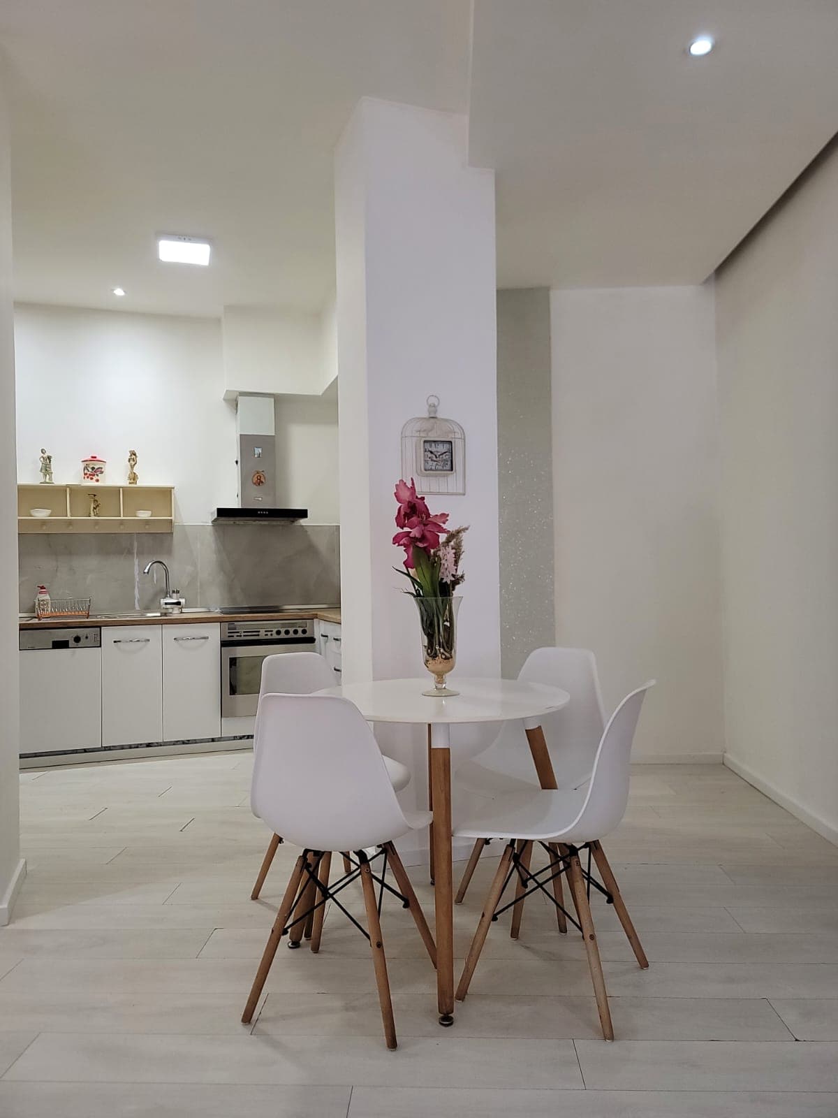 SHITET APARTAMENT 2+1 TEK RRUGA HAMDI SINA, LIQENI I THATË ! 4
