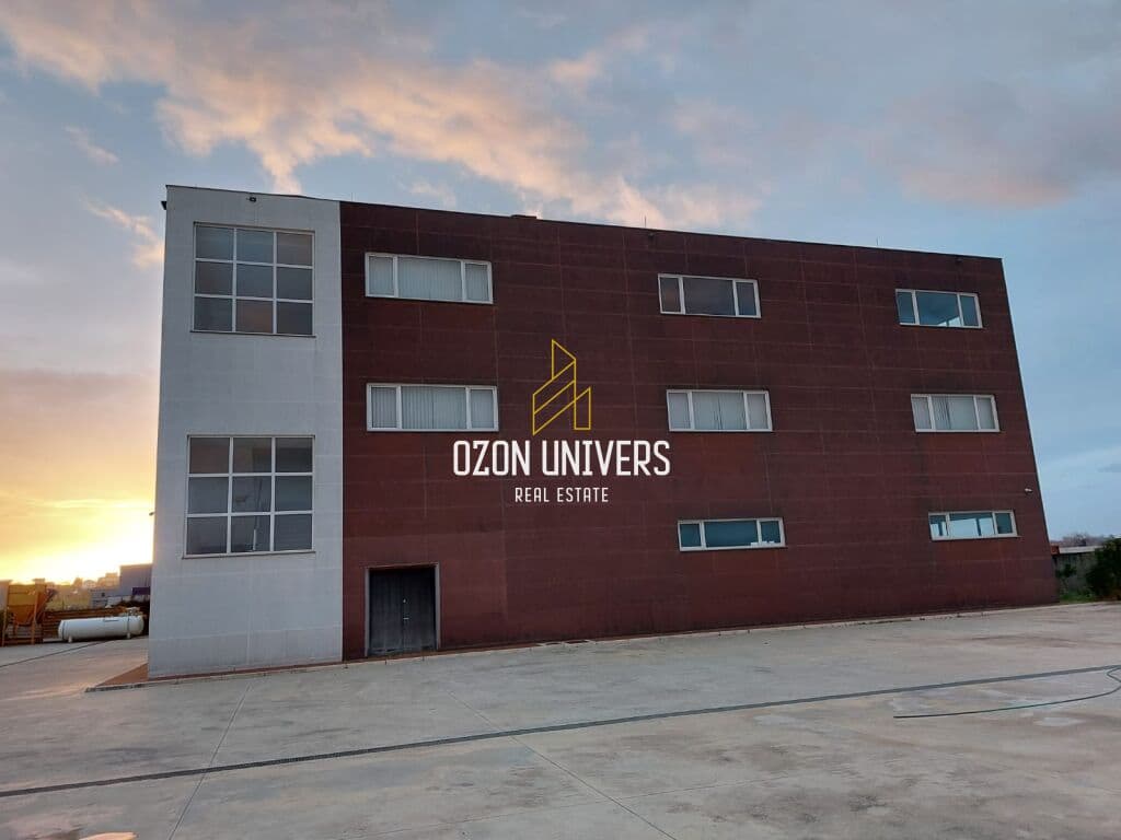 Shitet Godinë Tre Katëshe me Funksion Shërbimi në Portoromano, Durrës 2
