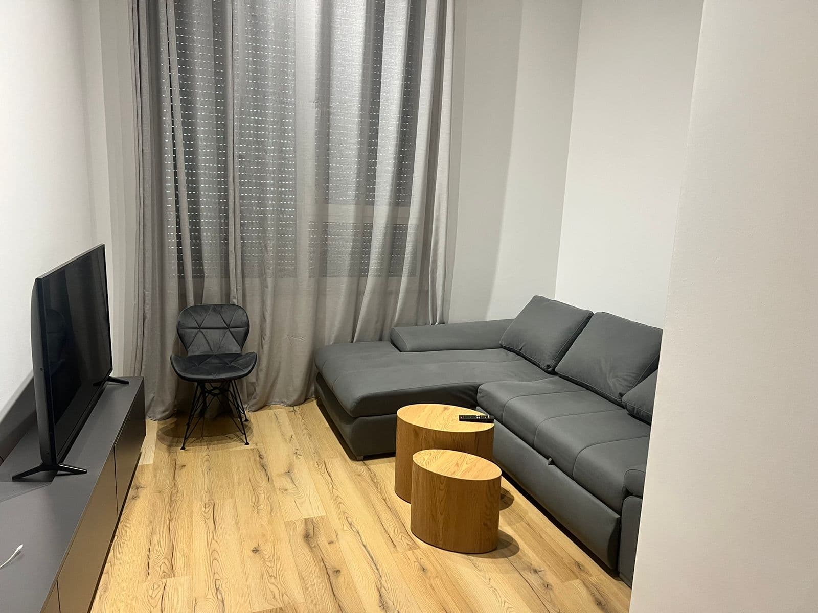 Apartament 1+1 për Shitje - Kompleksi Kontakt, 21 Dhjetori! 2