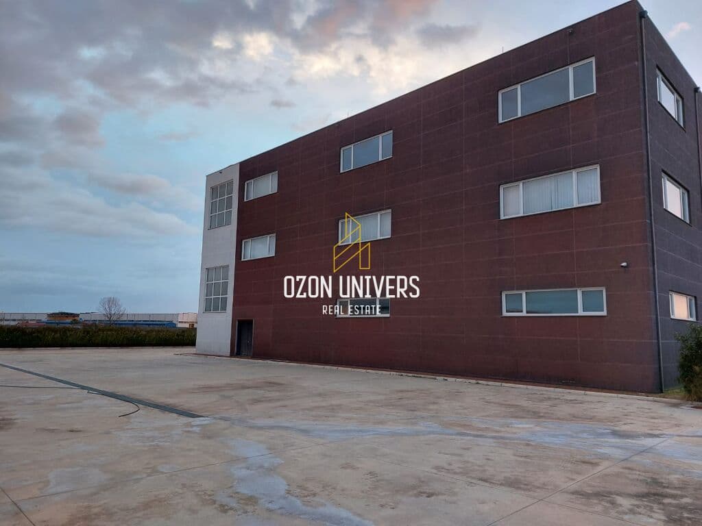Shitet Godinë Tre Katëshe me Funksion Shërbimi në Portoromano, Durrës 3