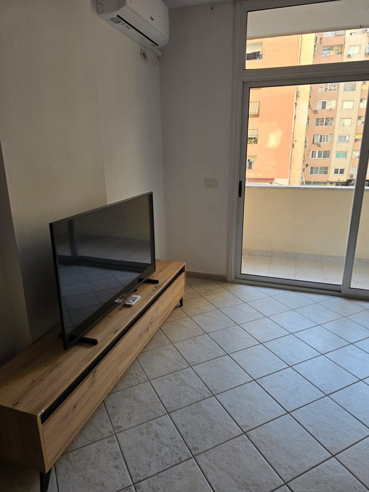 Apartament 1+1 Per Qira Tek Komuna e Parisit!