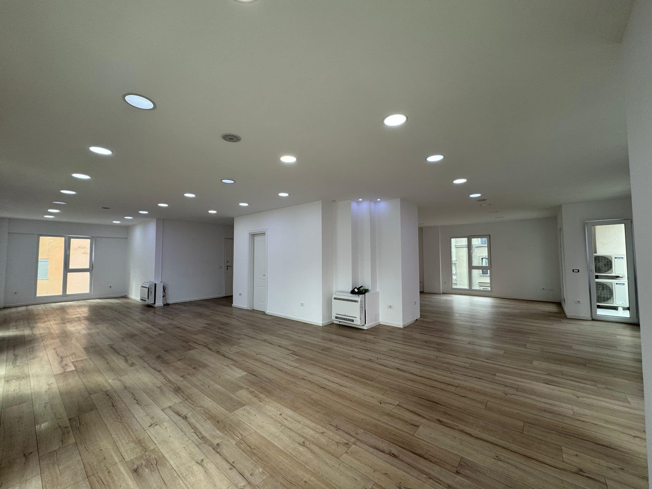 Ambient biznesi open-space për qira tek Rruga e Elbasanit!