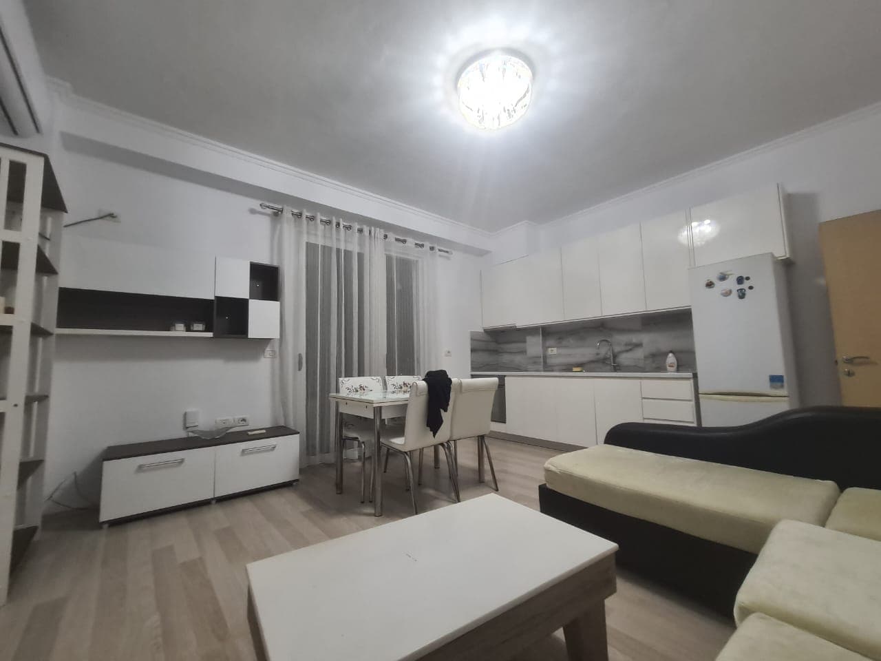 SHITET DHE JEPET ME QIRA APARTAMENT 1+1, PRANE LEONORES, KODRA E DIELLIT!