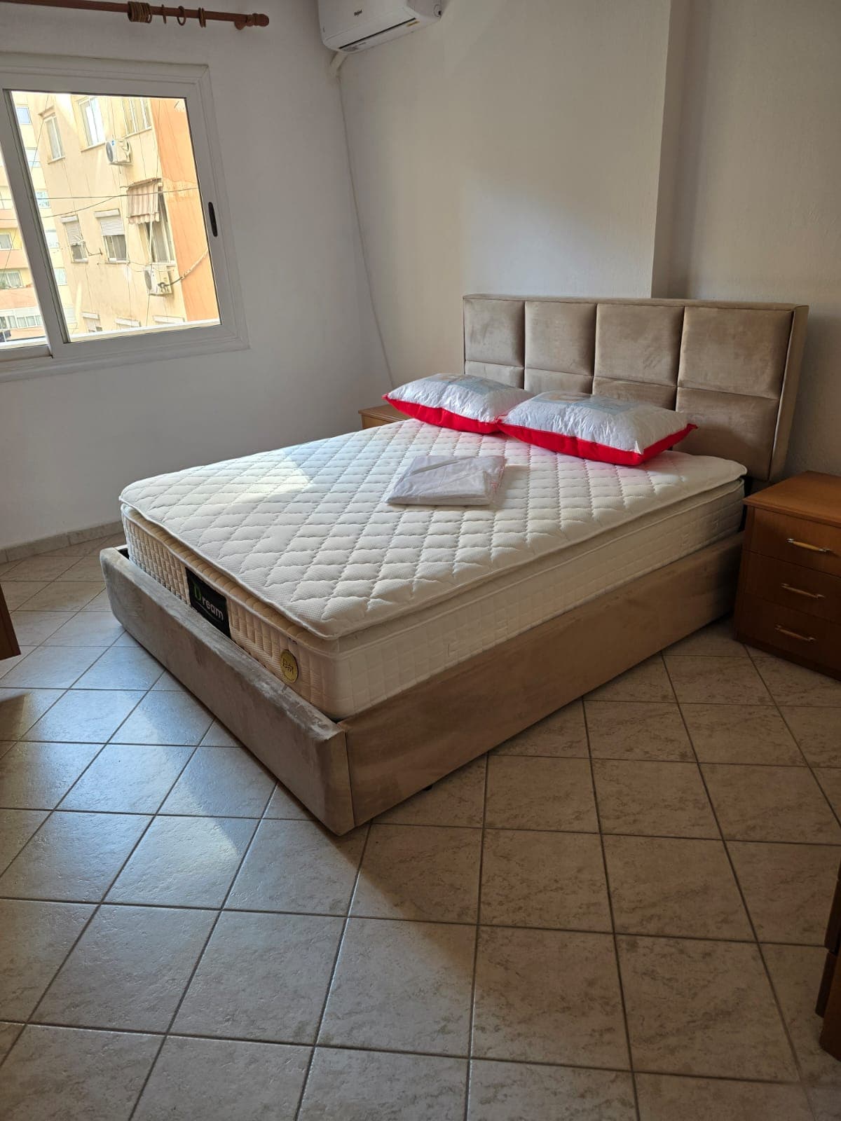 Apartament 1+1 Per Qira Tek Komuna e Parisit! 4