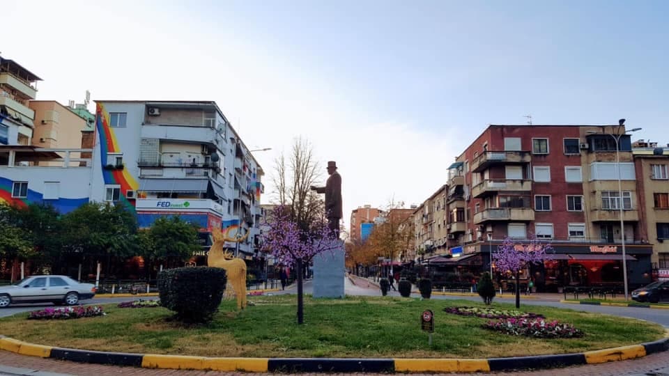 Ambjent Biznesi në Shitje – Sheshi Wilson, pranë Gjimnazit Petro Nini!