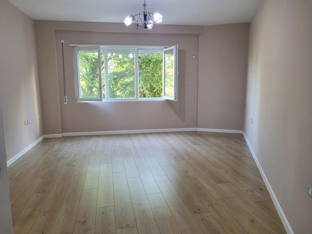 Apartament 1+1 për Qira pranë Kopshtit Botanik