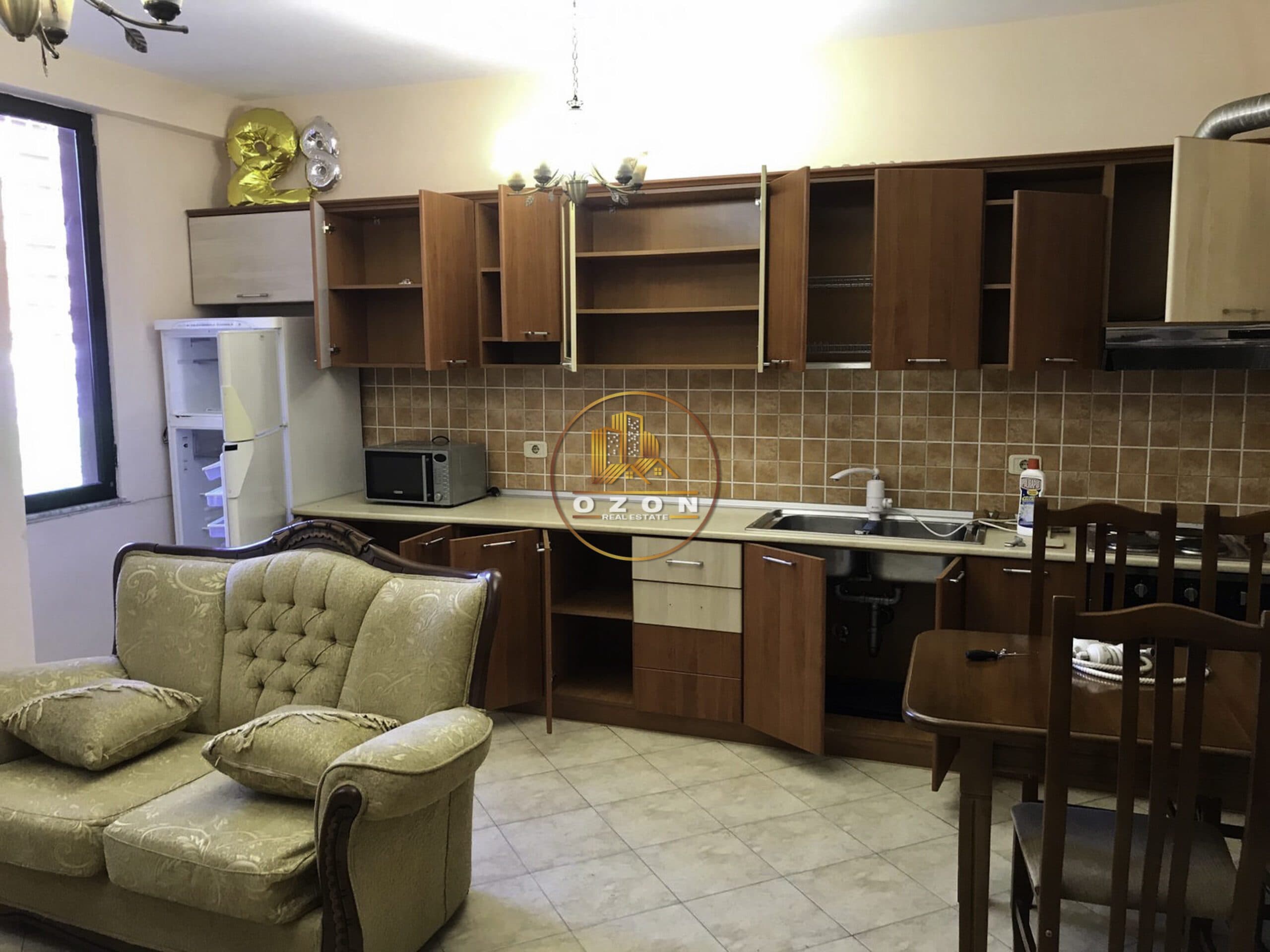 APARTAMENT 1+1 ME QERA , I MOBILUAR TEK 21 DHJETORI !