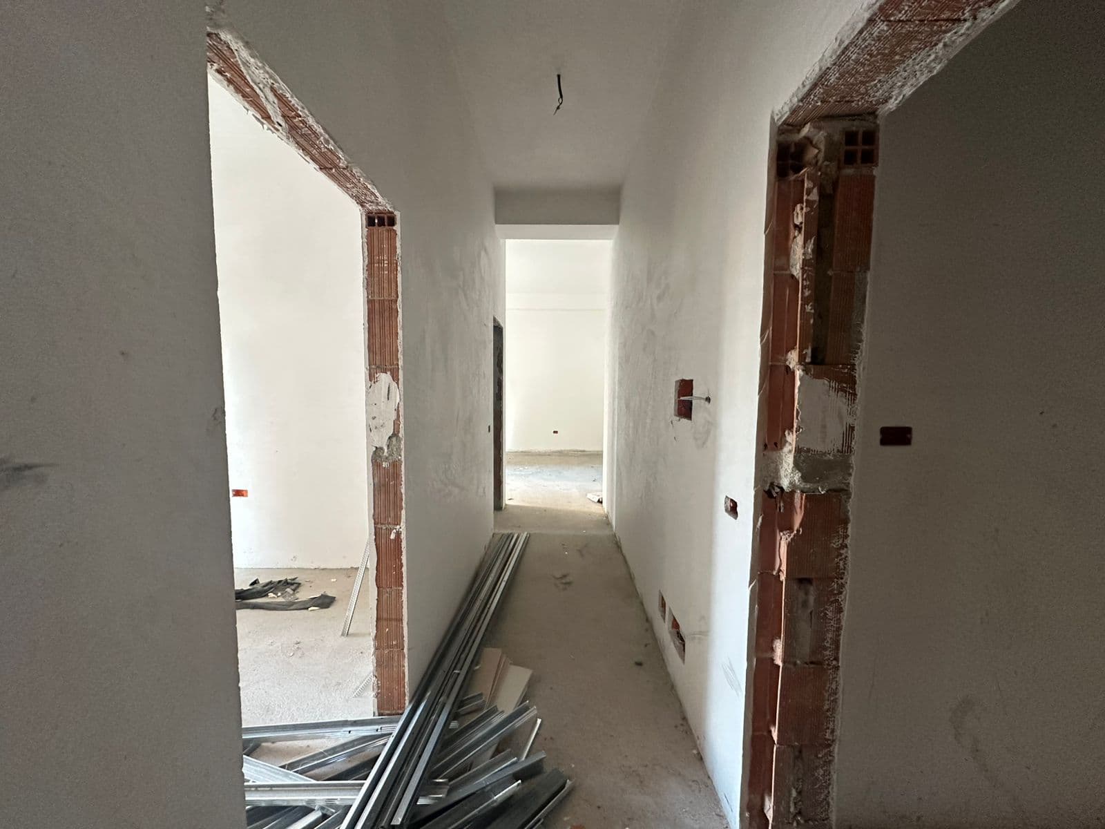 Apartament 2+1+2 për shitje, tek Ish Fusha e Aviacionit! 3
