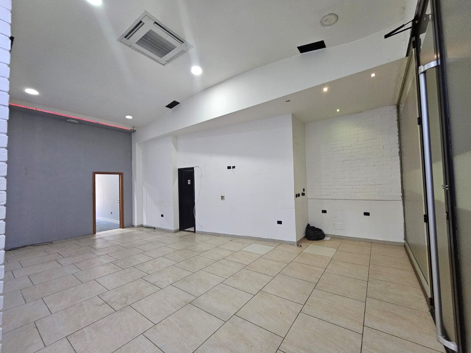 Ambient Biznesi me Qira tek Galeria 17 Nëntori! 3