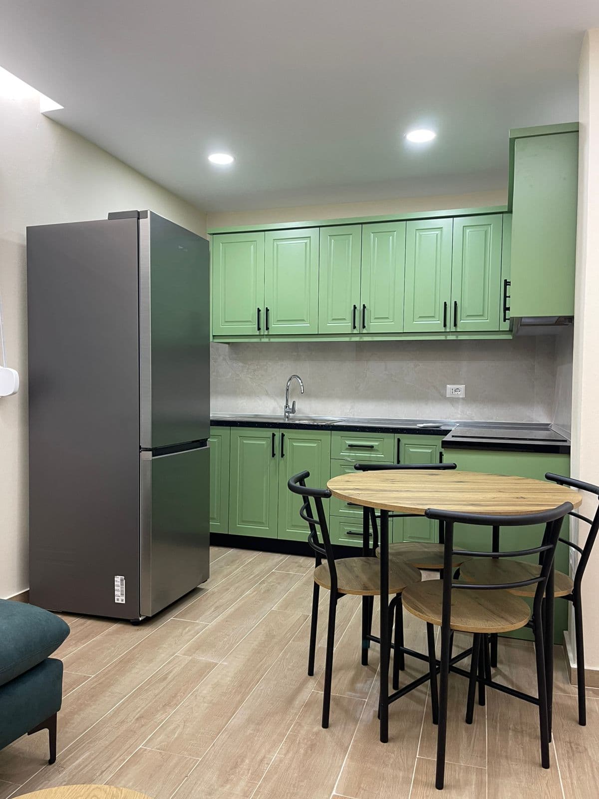 Apartament per qira ne Ali Dem ( prane shkolles Kushtrimi i Lirise ) ! 2