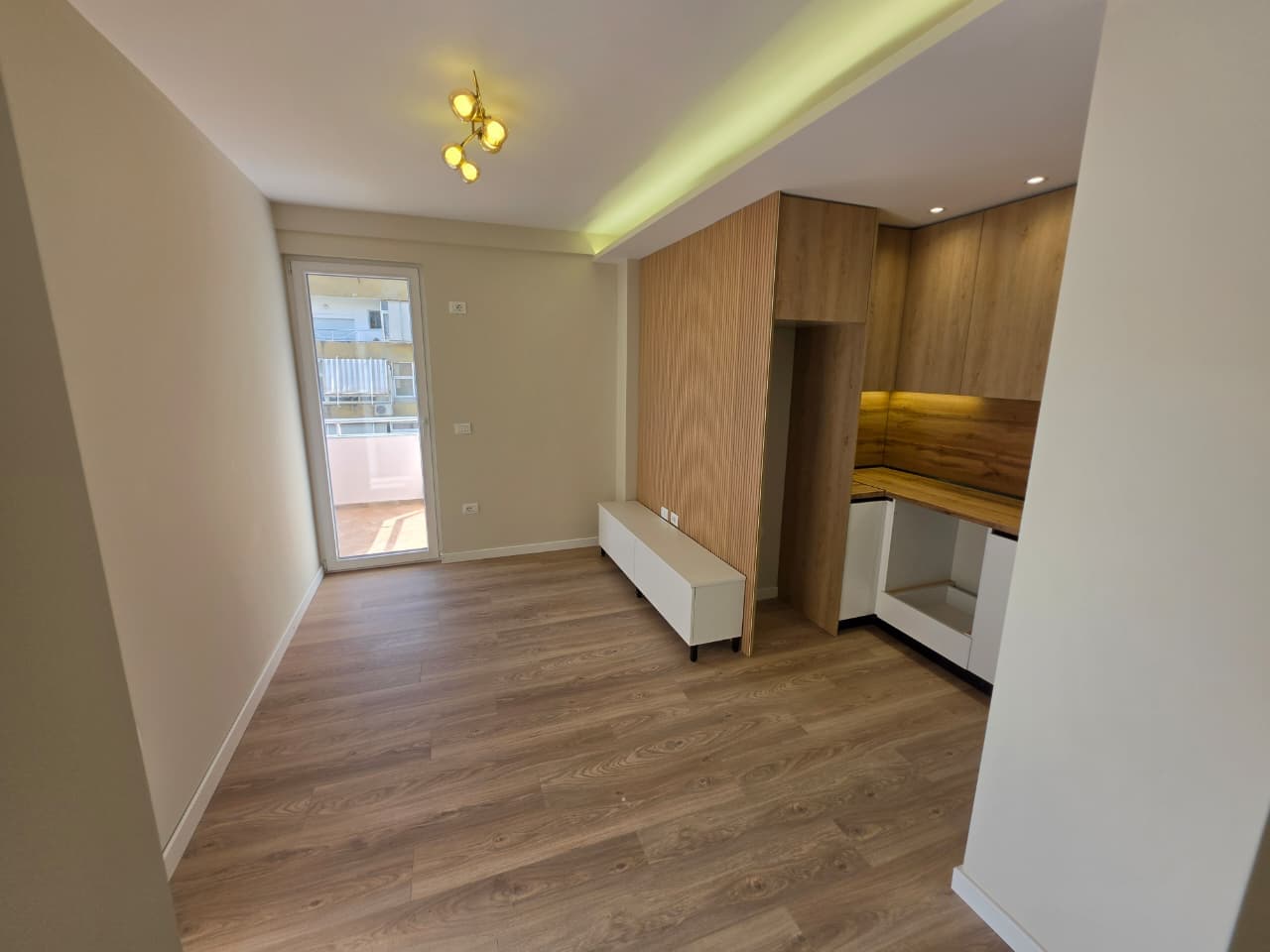 Apartament 1+1 për shitje tek Komuna e Parisit! 3