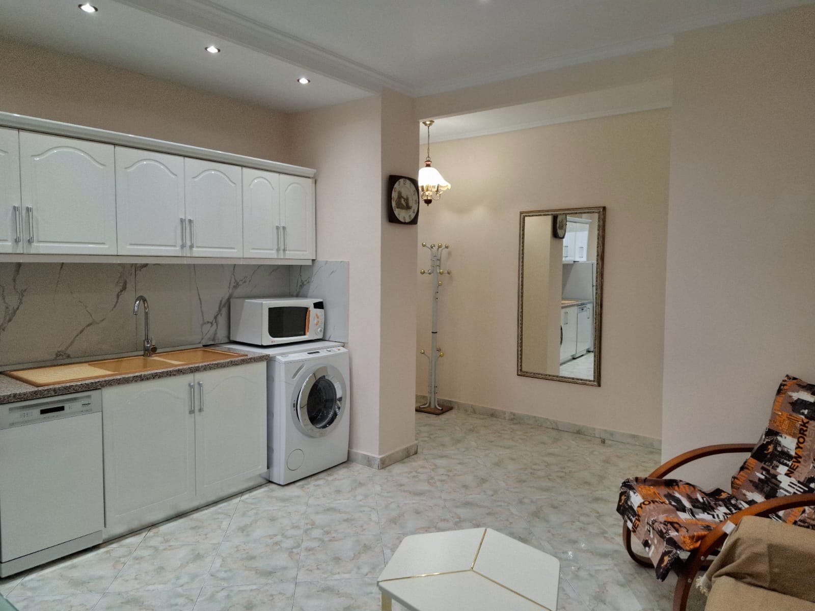 Apartament 1+1 për qira tek Komuna e Parisit, pranë Kristal Center! 2