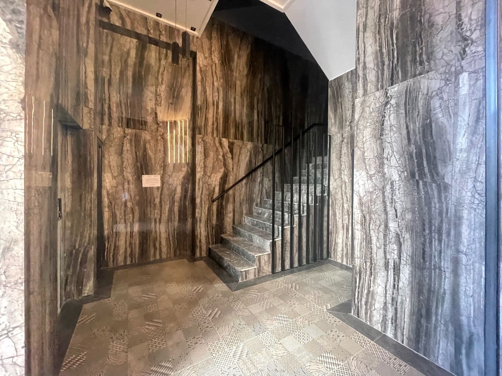 Apartament 2+1 per qira te Pazari i Ri ( Optika Roma ) !
