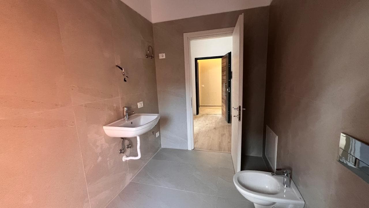 Apartament 1+1 me Qira në rrugën Myslym Shyri! 4