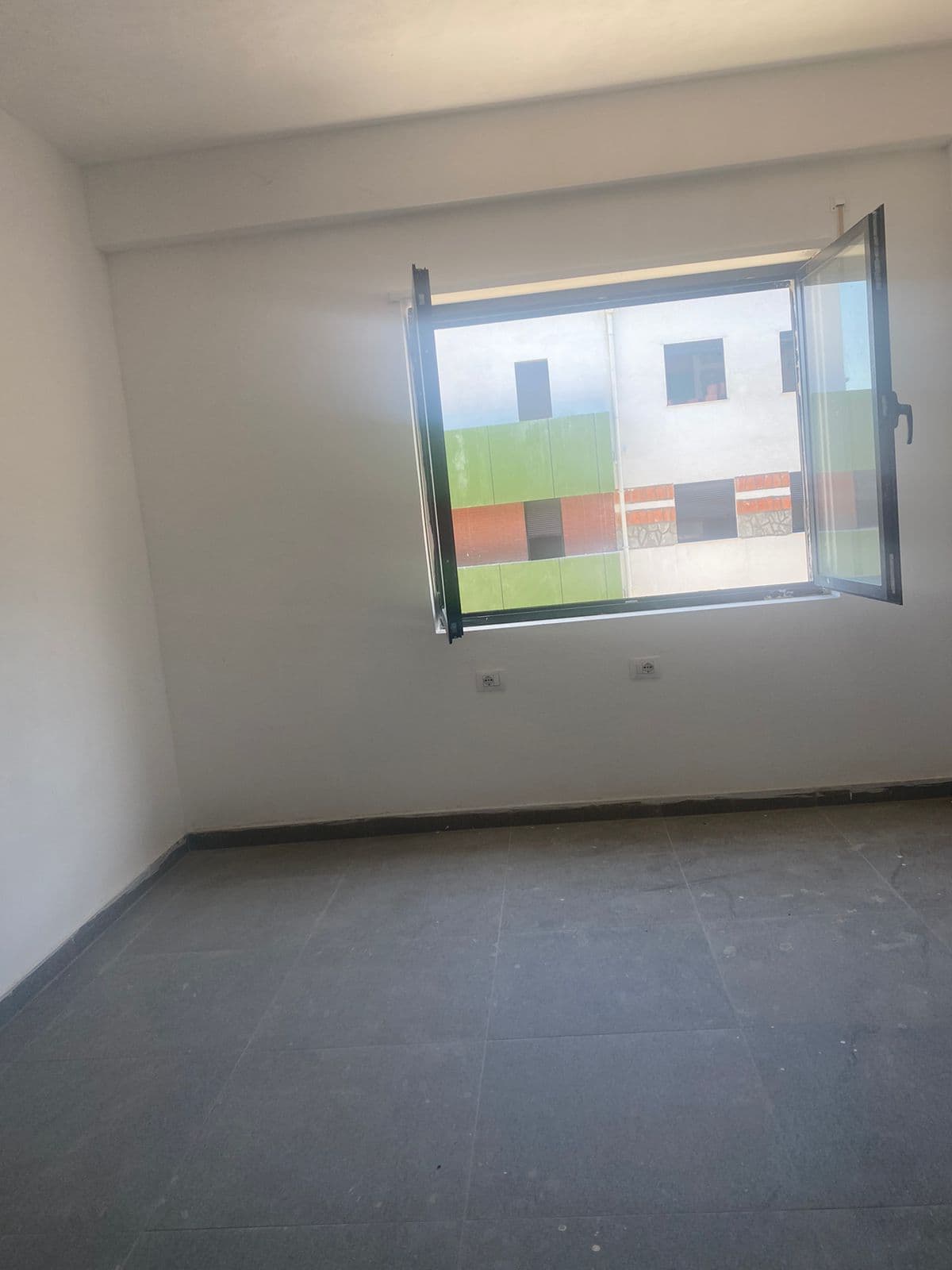 SHITET APARTAMENT 2+1+2, TEK ZGJATIMI I KODRES SE DIELLIT 1! 2