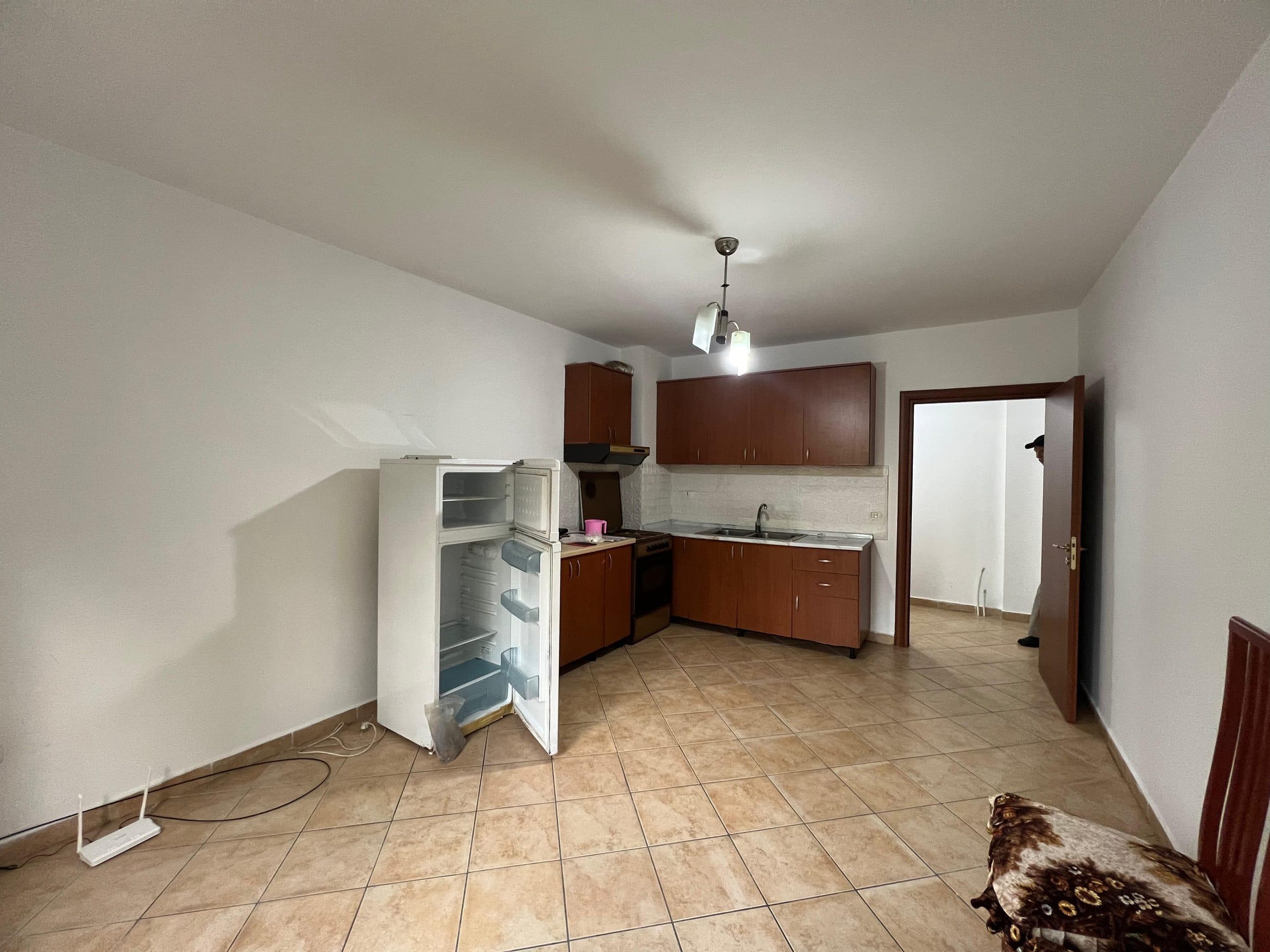 Shitet Apartament 1+1 Tek Komuna e Parisit! 2