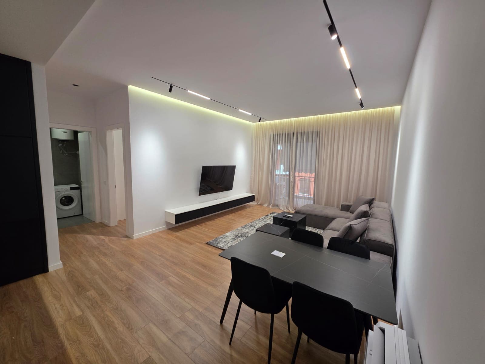 Apartament 1+1+Parking për qira, tek Kompleksi Delijorgji, Rruga e Kavajës! 3