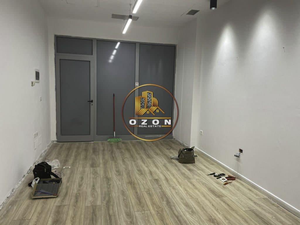AMBIENT BIZNESI ME QERA TEK QENDRA CONDOR , RRUGA E KAVAJES !! 300 EURO
