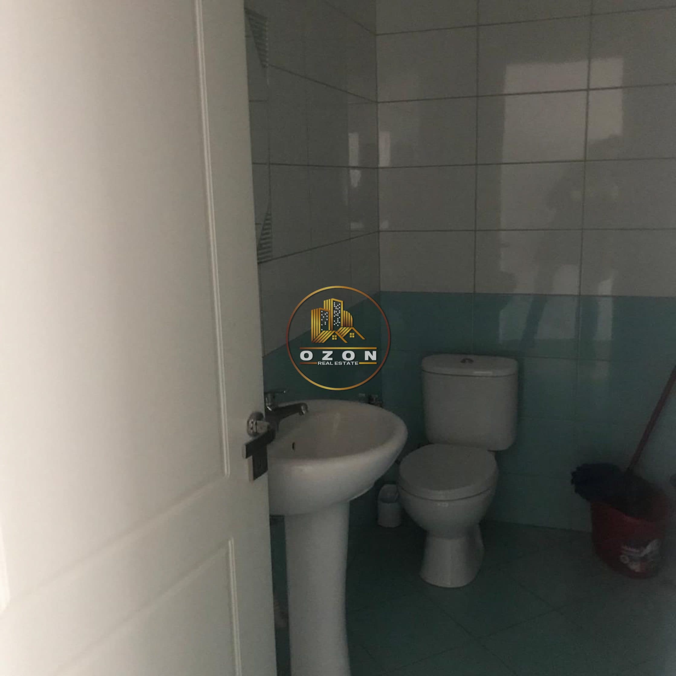Ofrohet ambient biznesi per qira , bosh . Adresa : Stadiumi Dinamo