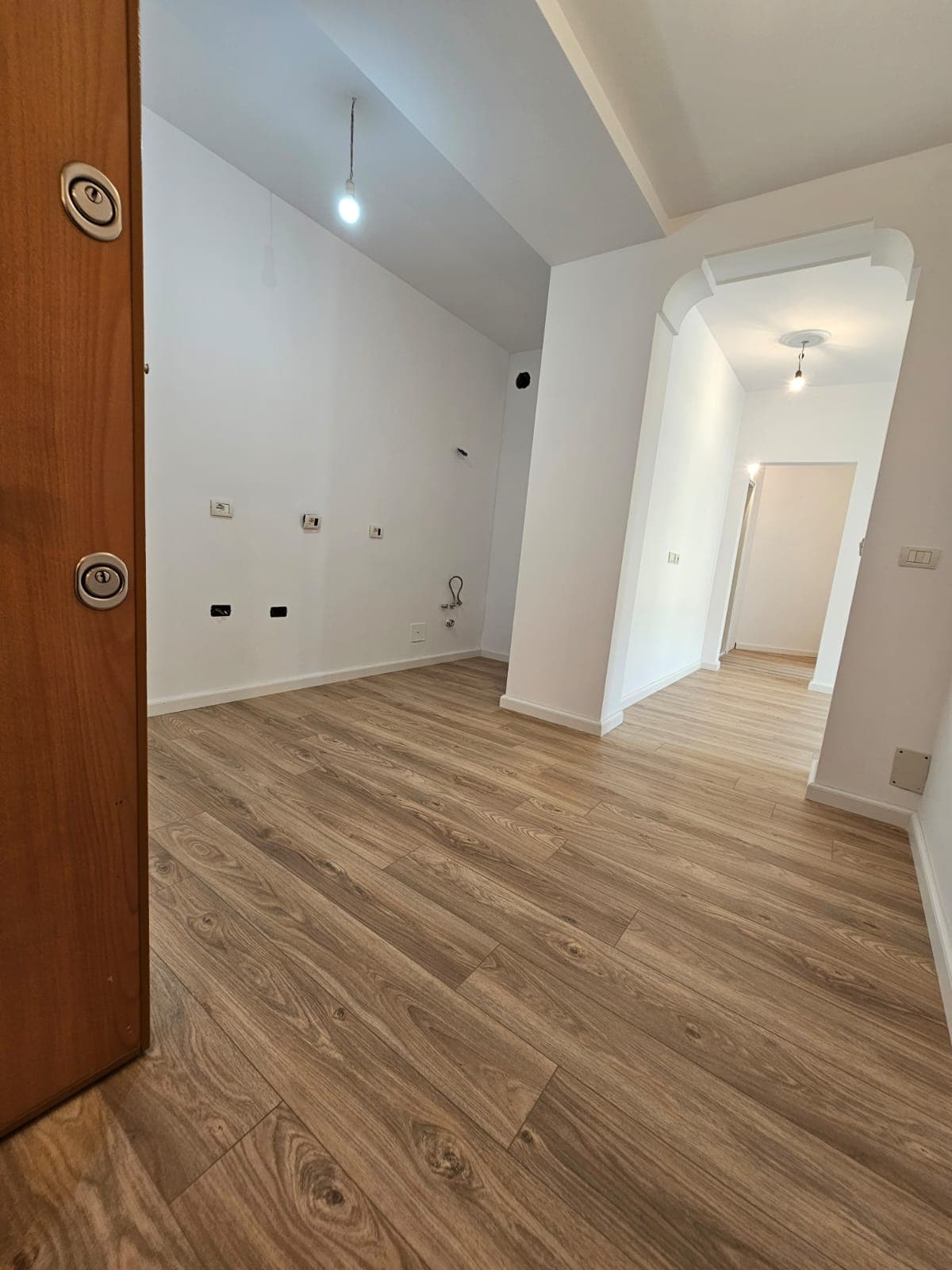 Apartament 1+1 për shitje , në rrugë kryesore tek Shkolla e Baletit! 3