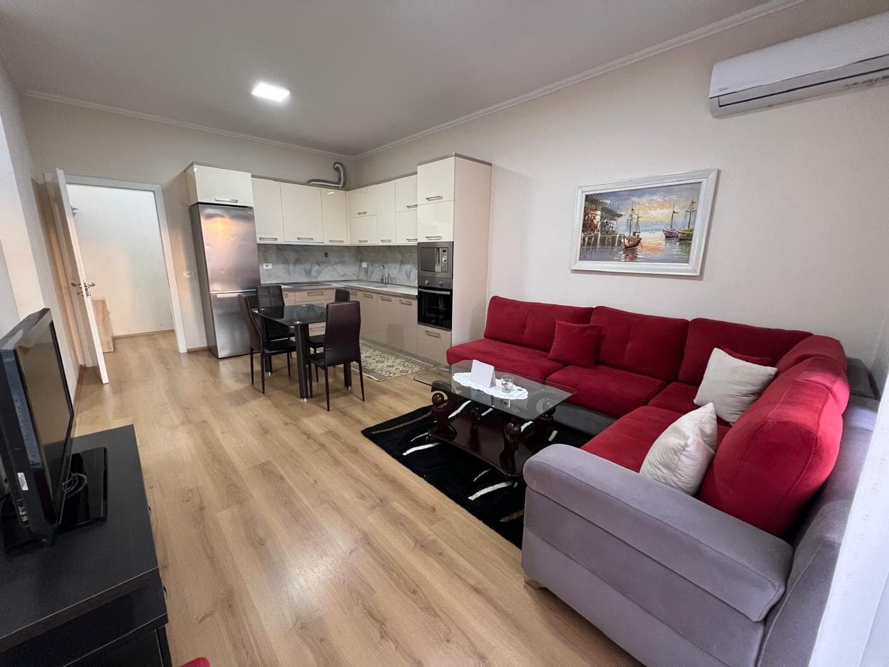 Apartament 2+1 me Qera Ish Fusha Aviacionit.