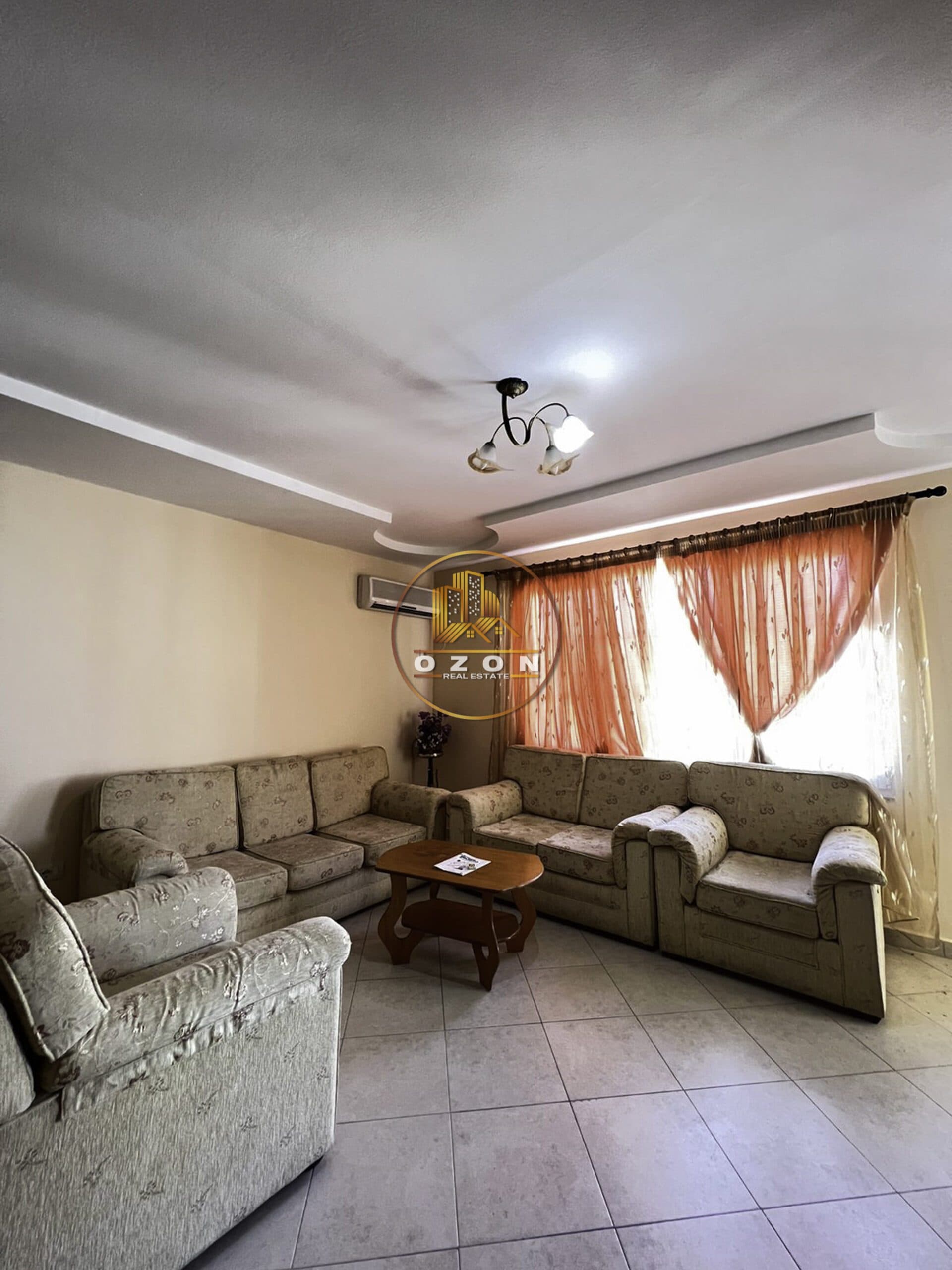 APARTAMENT 2+1 ME QERA , RRUGA E BARRIKADAVE !