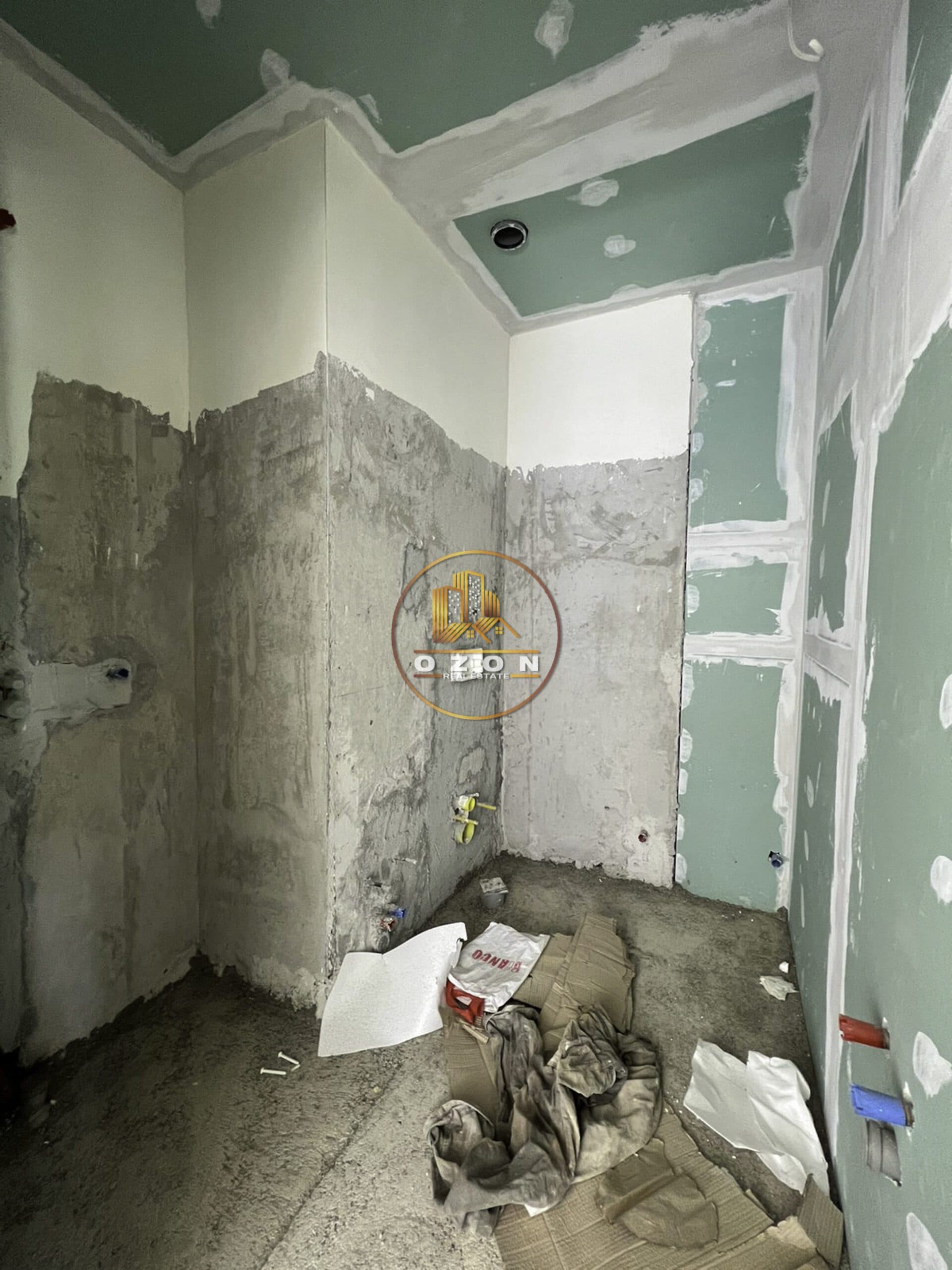 SHITET APARTAMENT 2+1 , KOMPLEKSI USLUGA TEK BULEVARDI I RI ! 3