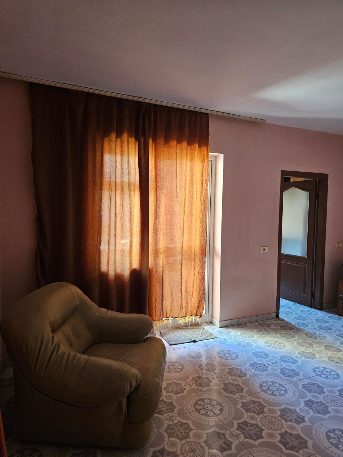 Apartament Me Qira 2+1 Tek Ish Tregu Elektrik! 4