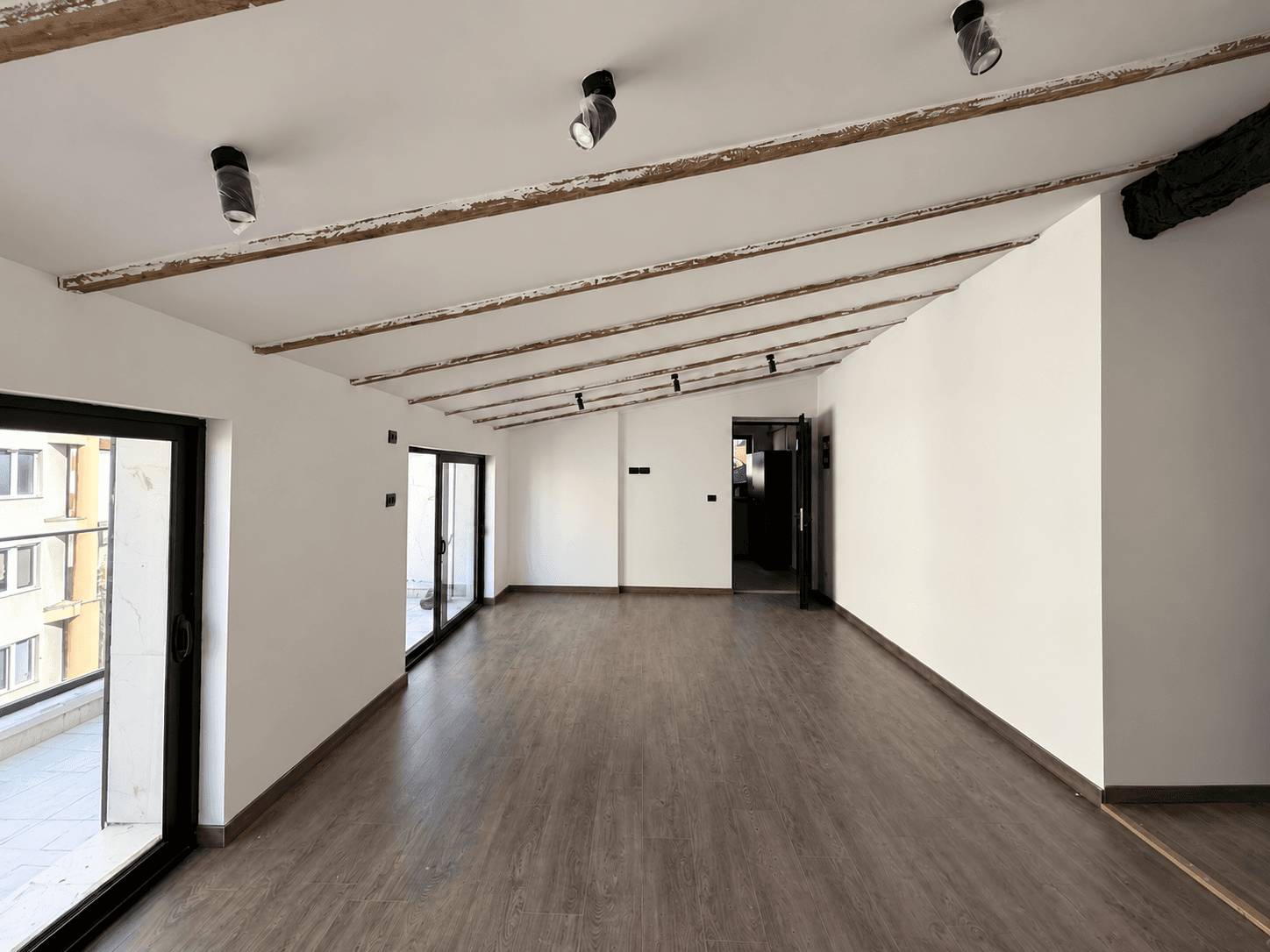 Apartament 1+1 për shitje tek Shallvaret!