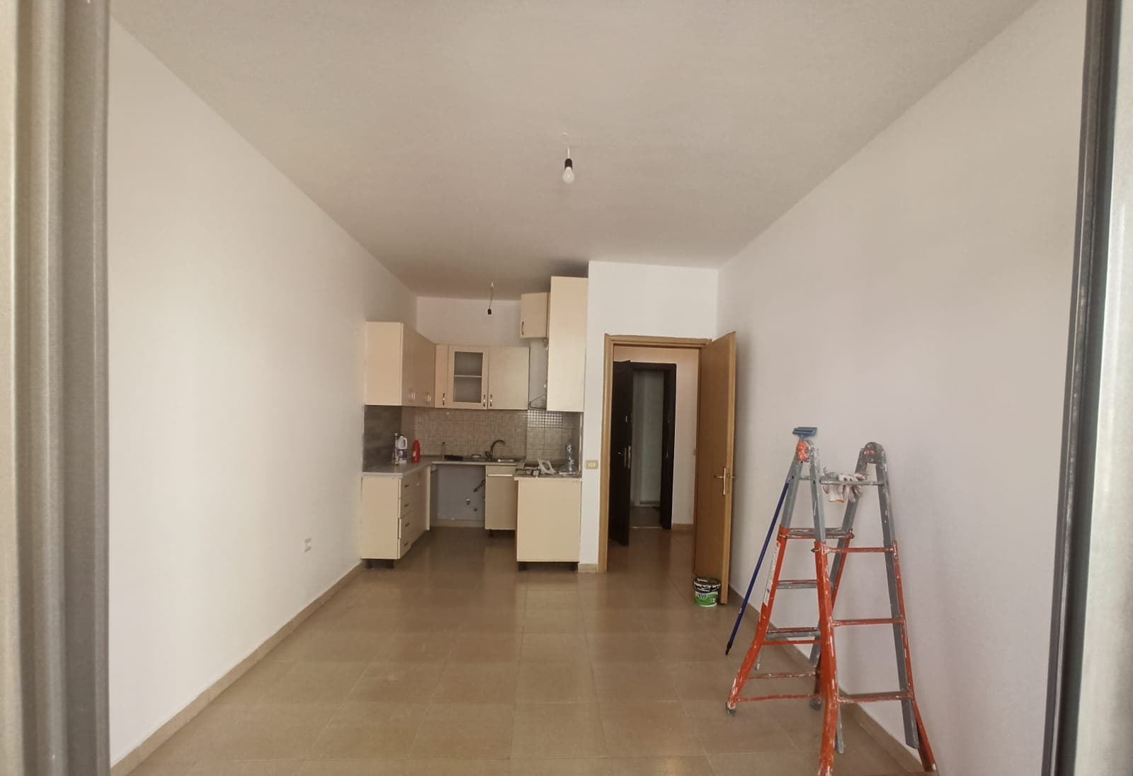 Jepet Me Qira Apartament 1+1 Tek Rruga e Kavajës, Pranë Globe! 2
