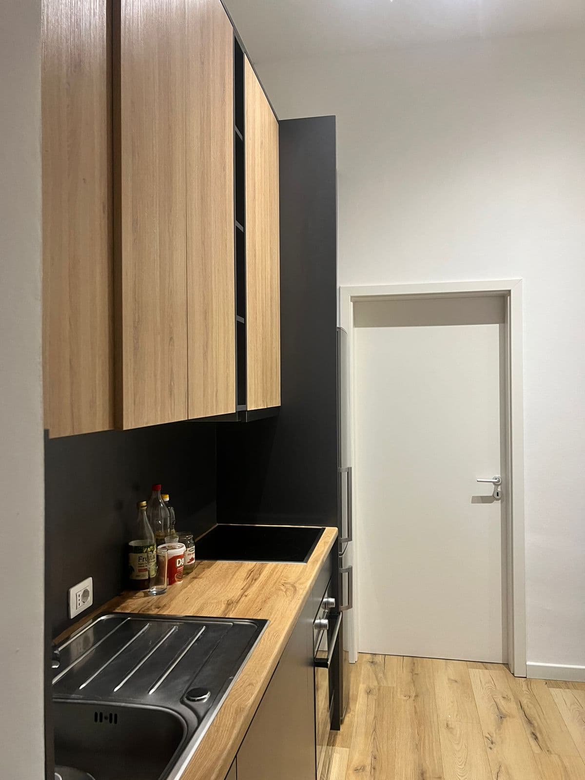 Apartament 1+1 për Shitje - Kompleksi Kontakt, 21 Dhjetori! 3