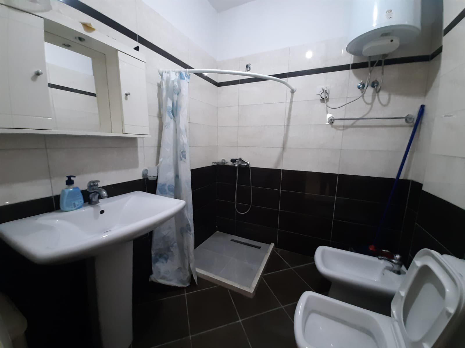 Jepet me qera apartament 2+1 .Adresa : Rruga e Kavajes