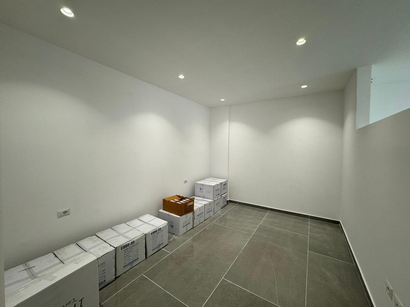 Shitet apartament 2+1+post parkimi ne Selite! 2