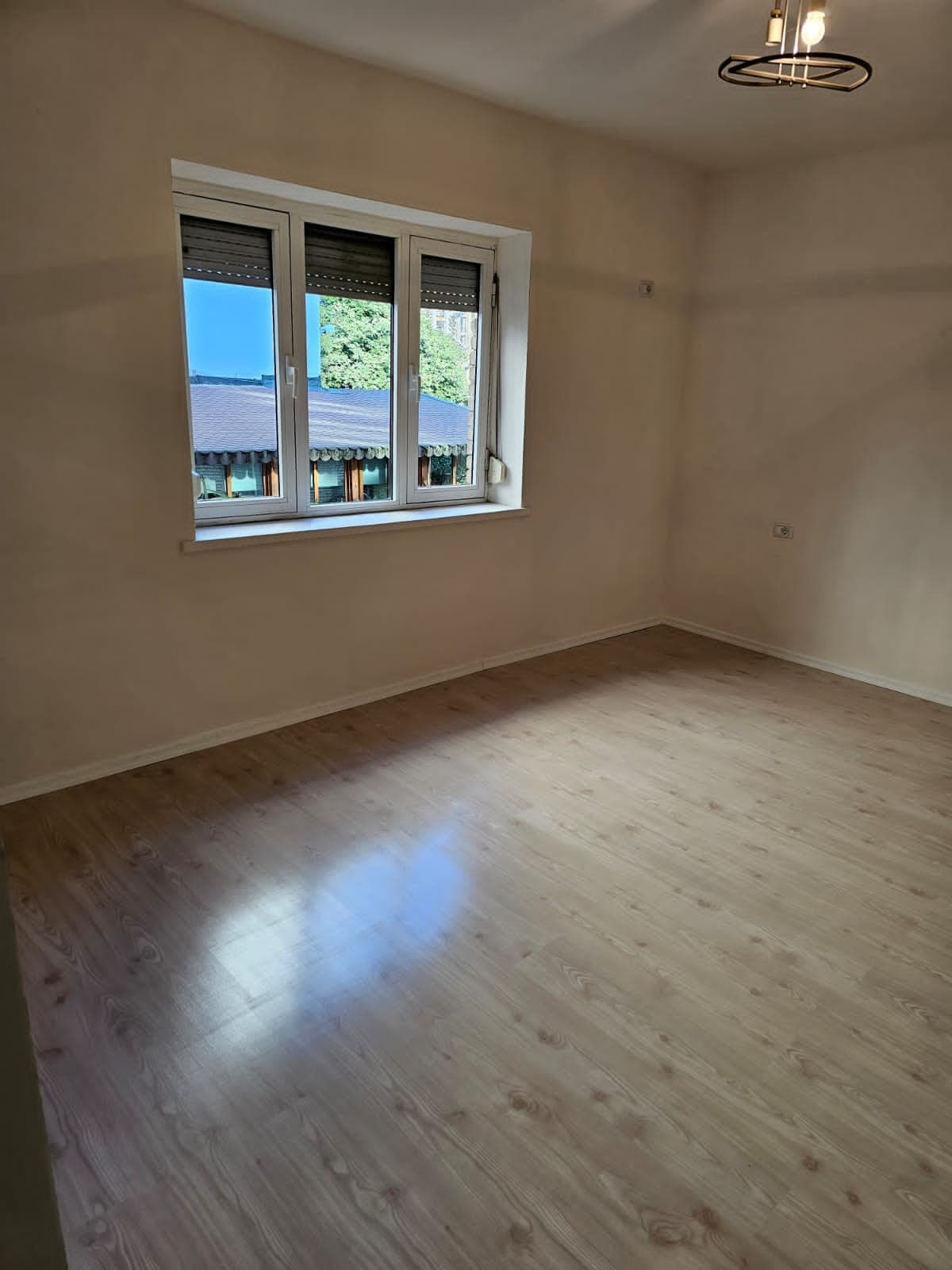 SHITET APARTAMENT 1+1, TEK FAKULTETI I SHKENCAVE, PRANE STACIONIT TE TRENIT!