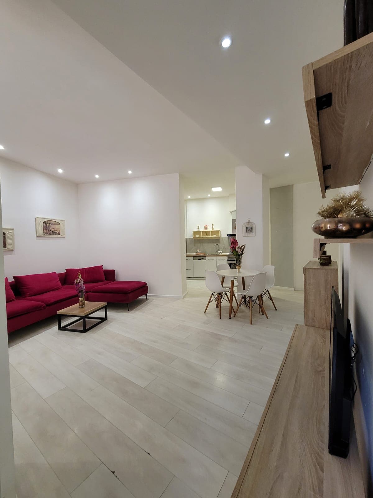 SHITET APARTAMENT 2+1 TEK RRUGA HAMDI SINA, LIQENI I THATË ! 3