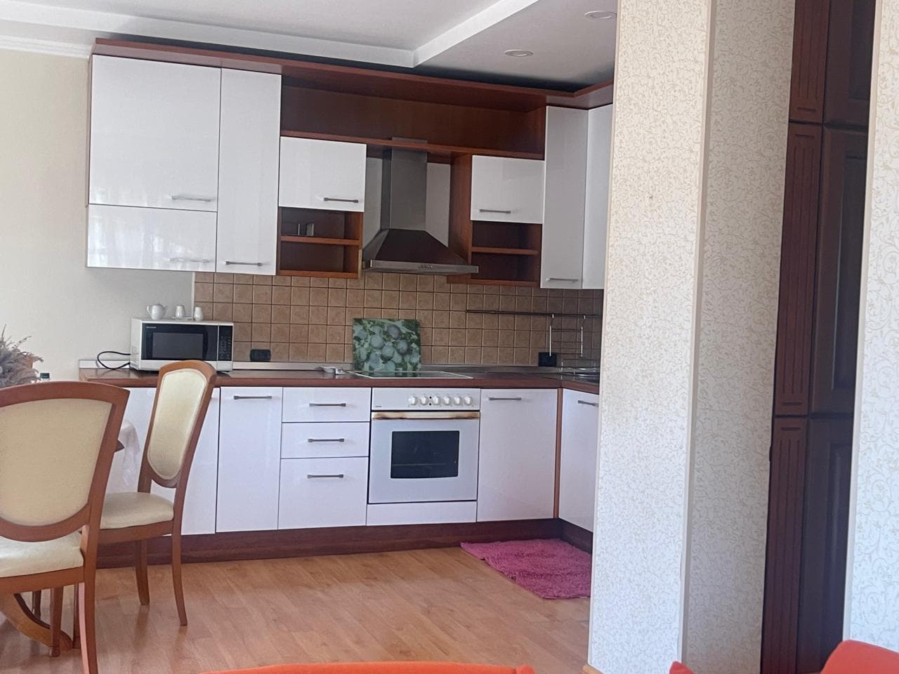 Apartament 3+1 Me Qira Në Afërsi Të Rrugës Së Barrikadave, (kat i vilës)! 2