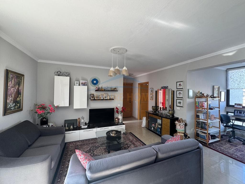 Shitet , Apartament 3+1+2 , Rruga e Kosovareve 4